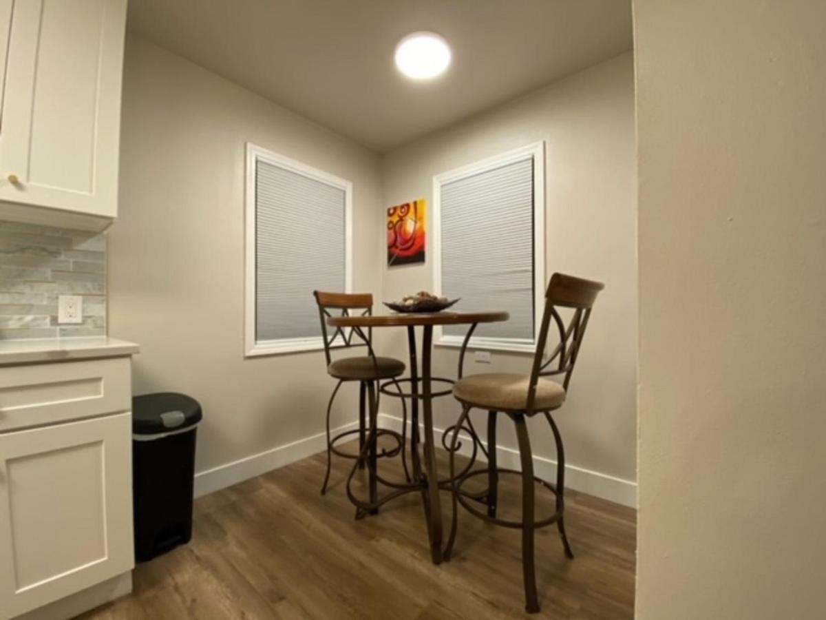 Charming Brick With Bonus Space & Foosball Hébergement de vacances Spokane
