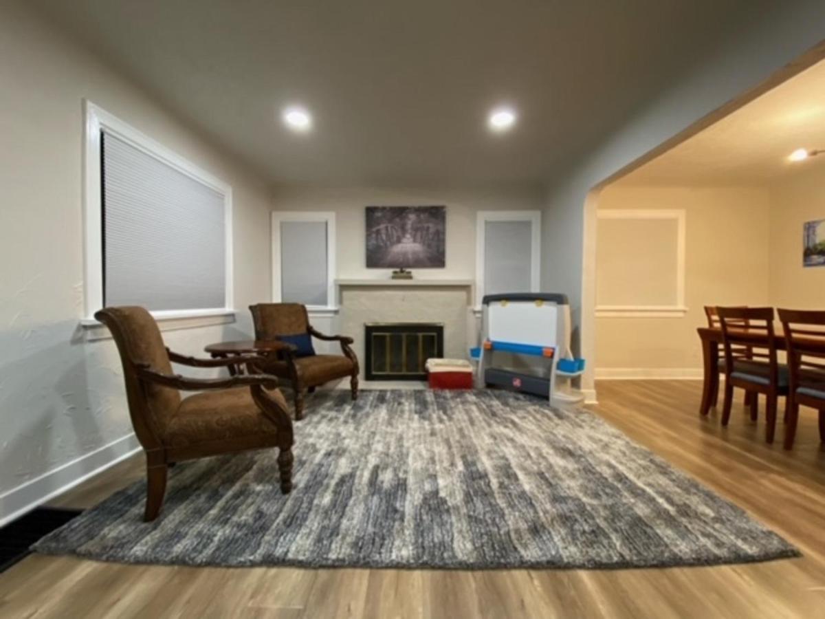 Charming Brick With Bonus Space & Foosball Hébergement de vacances