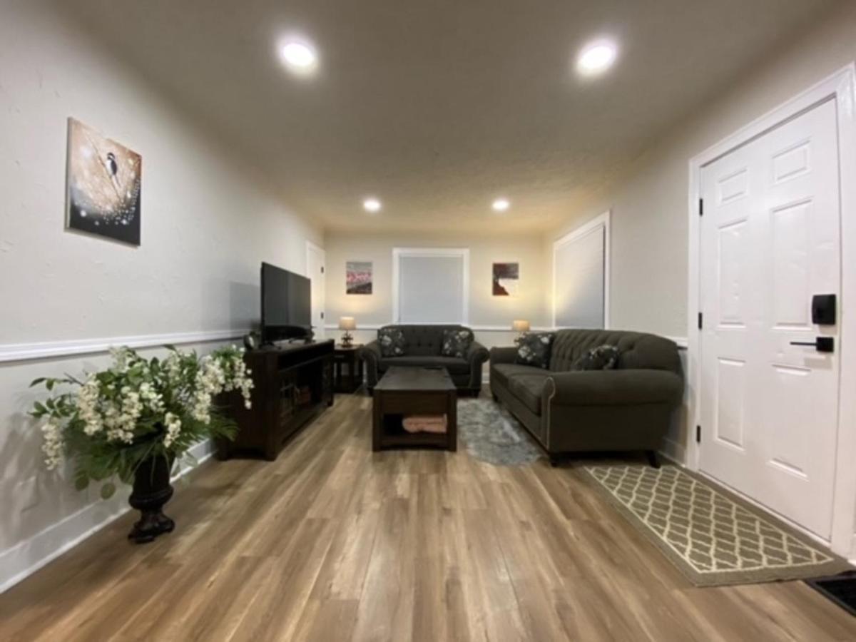 Charming Brick With Bonus Space & Foosball Hébergement de vacances Spokane