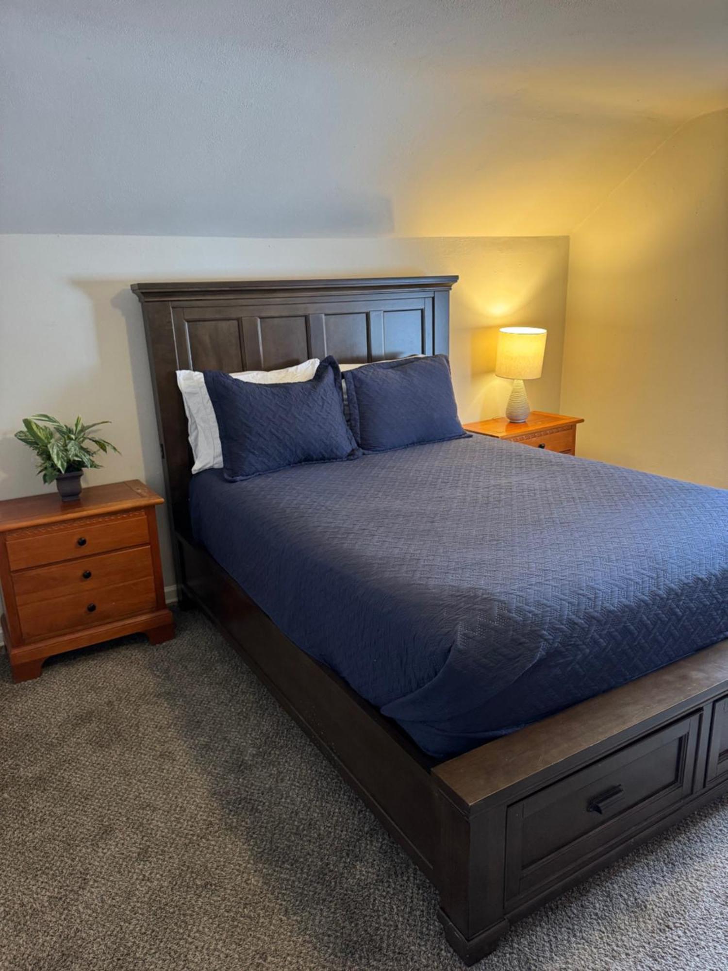 Charming Brick With Bonus Space & Foosball Hébergement de vacances Spokane